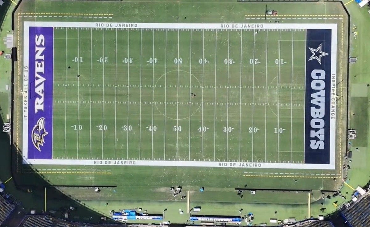 Gramado do Maracanã com pintura da NFL nas end zones