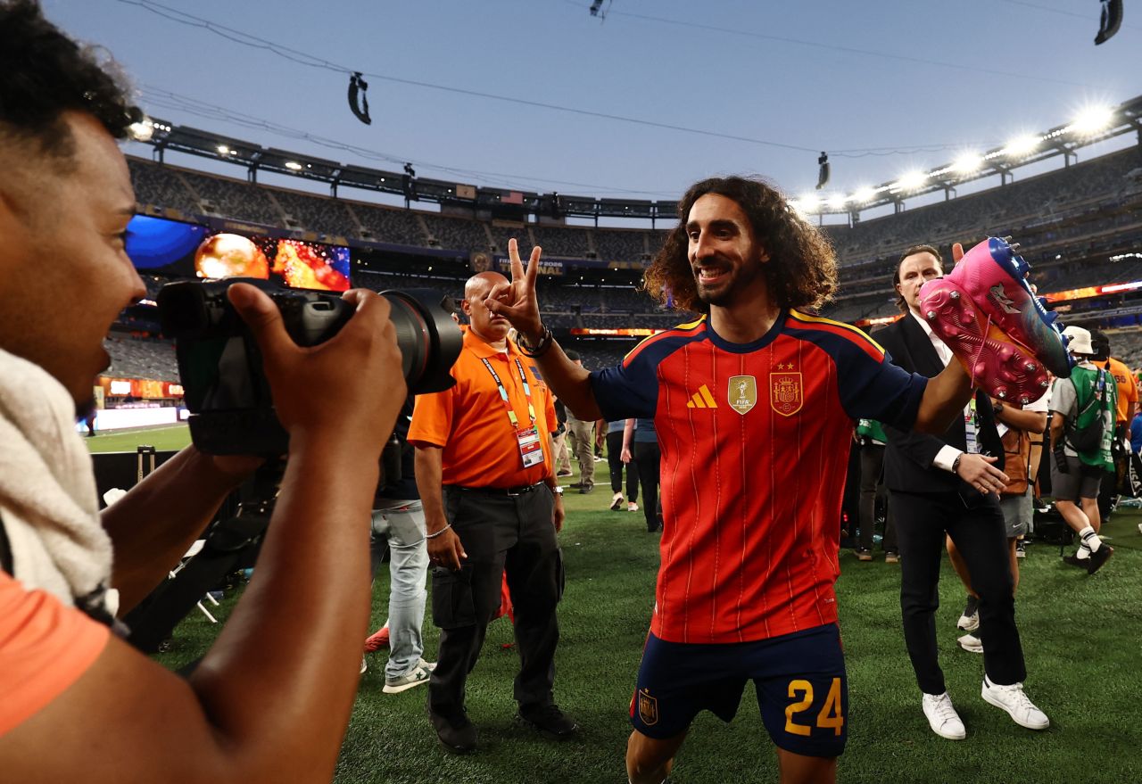 Marc Cucurella comemorando com a taça