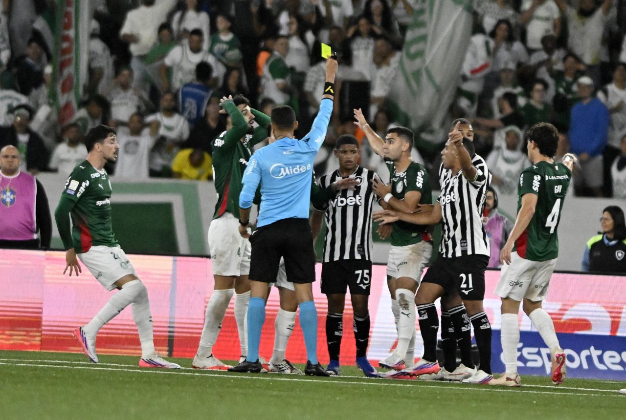 Marçal disputa lance com Andreas Pereira