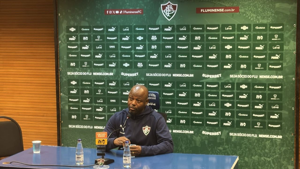 Marcão orienta jogadores do Fluminense durante jogo no Maracanã