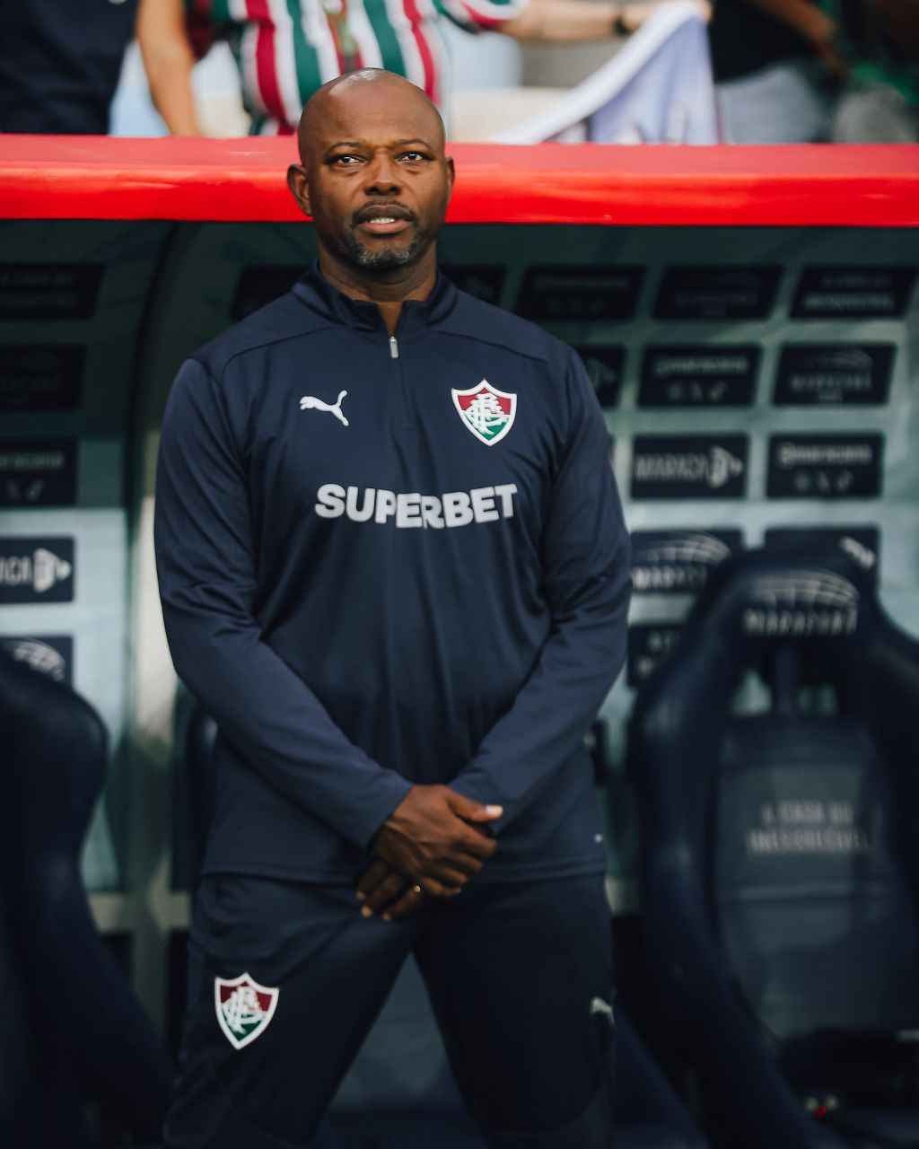 Marcão no banco de reservas durante partida do Fluminense