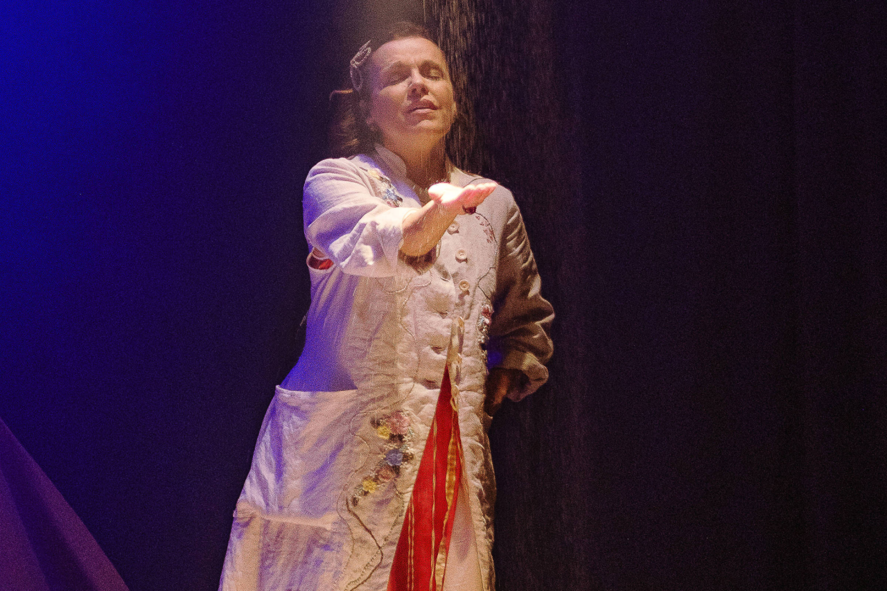 Marcella Muniz interpretando Violette Toussaint no monólogo Água Fresca para as Flores