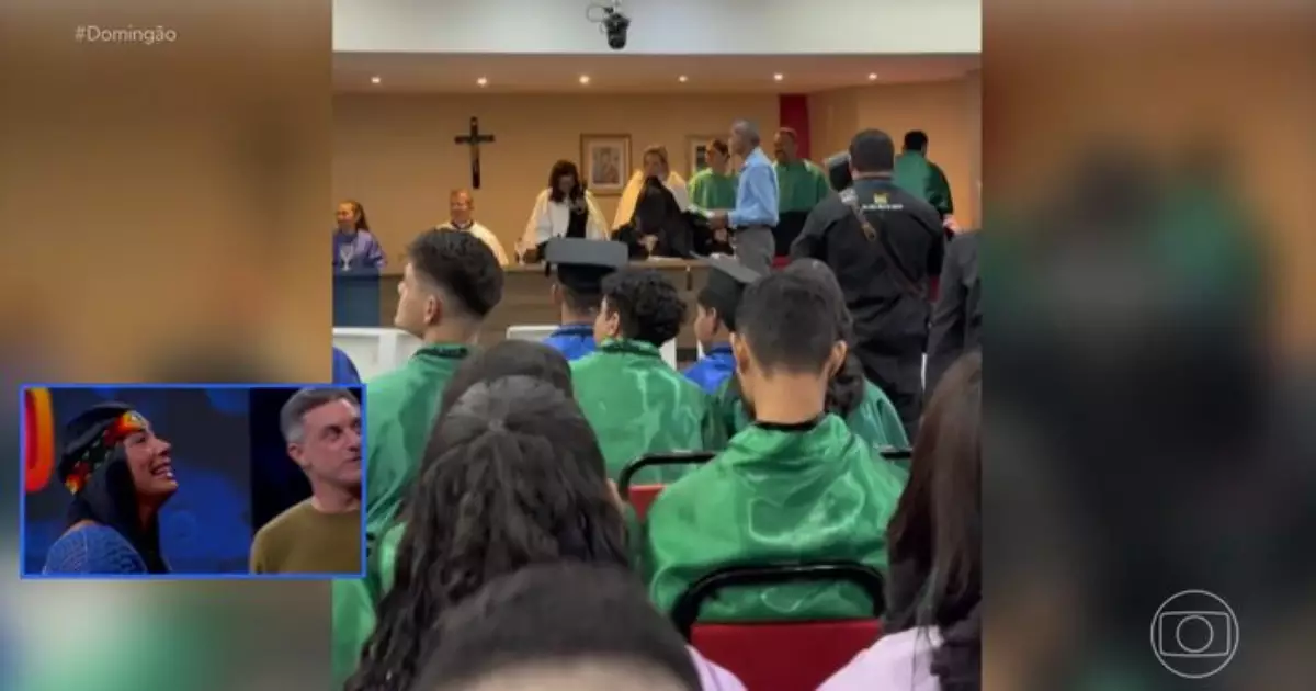 Marciele emocionada no palco do Domingão