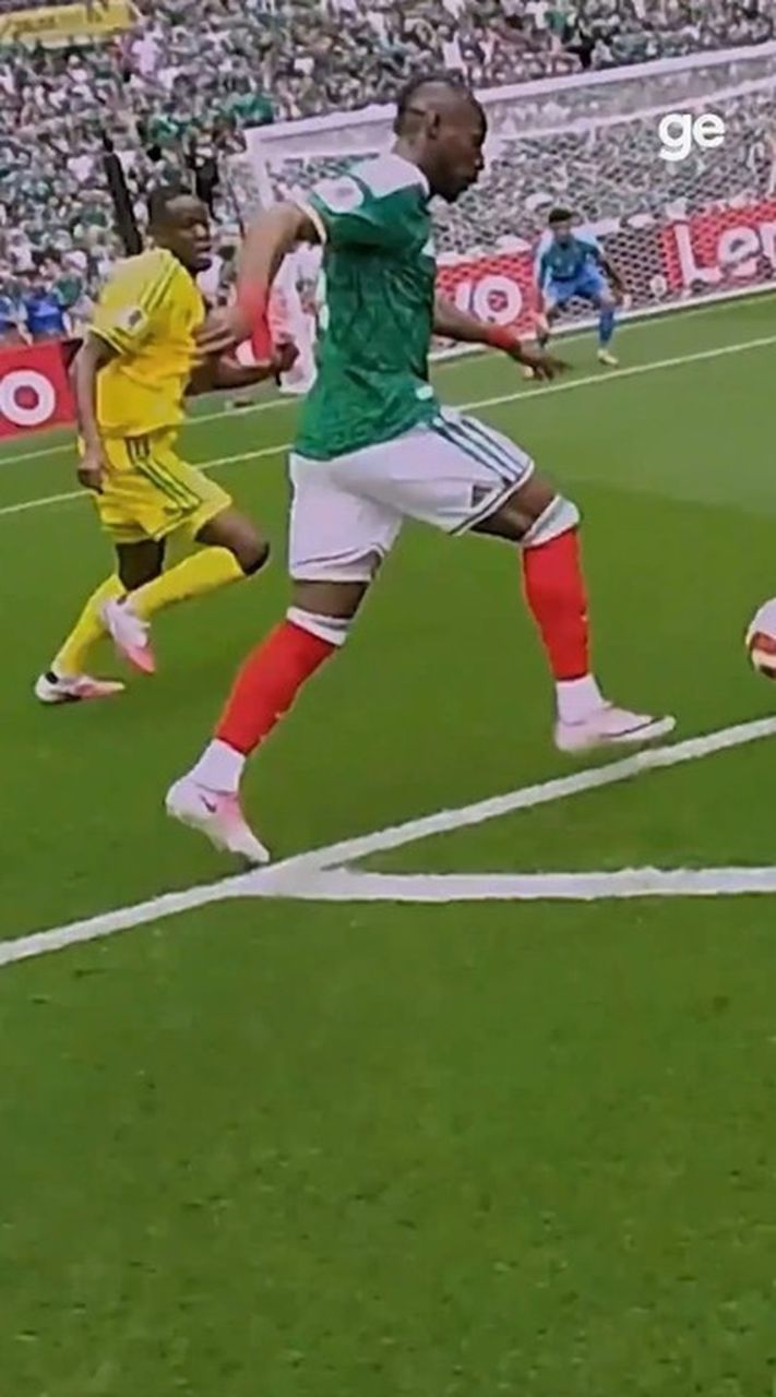 Szymon Marciniak em campo durante jogo