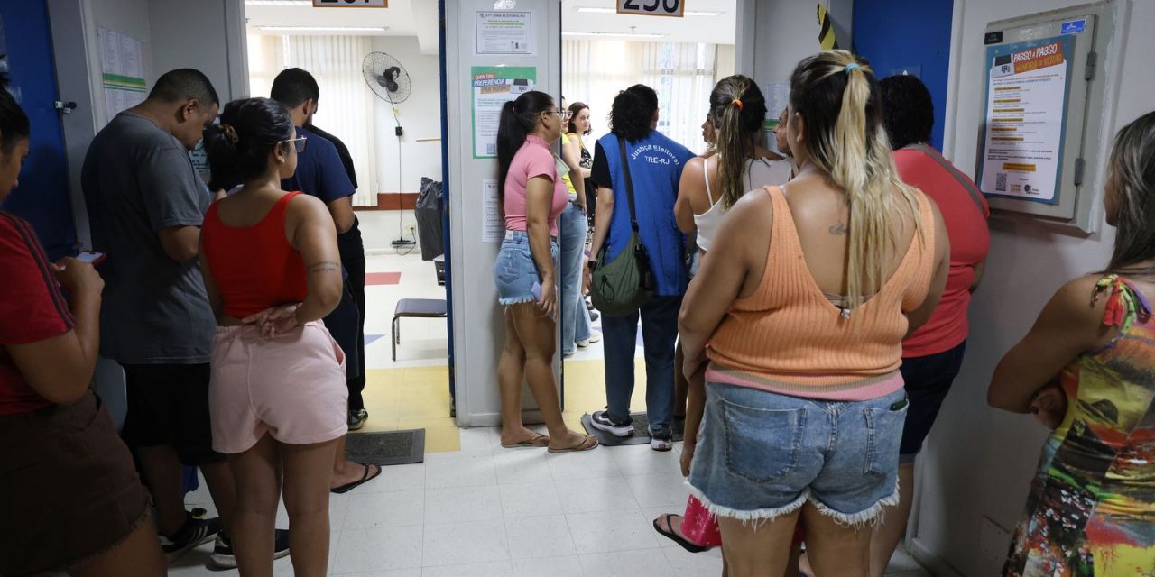 Fila de eleitores na Maré após mudança de local de votação