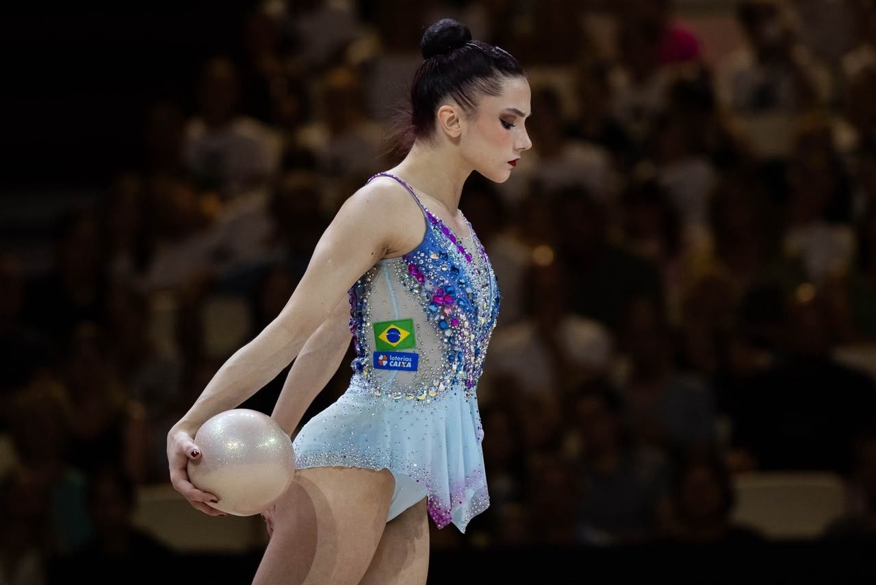 Maria Eduarda Alexandre executando série de bola no Mundial de ginástica rítmica