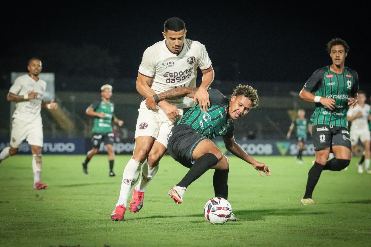 Jogadores de Maringá e Ferroviária comemoram acesso à Série B