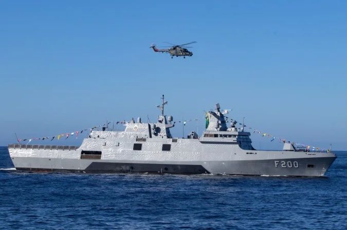 Fragata e submarino da Marinha