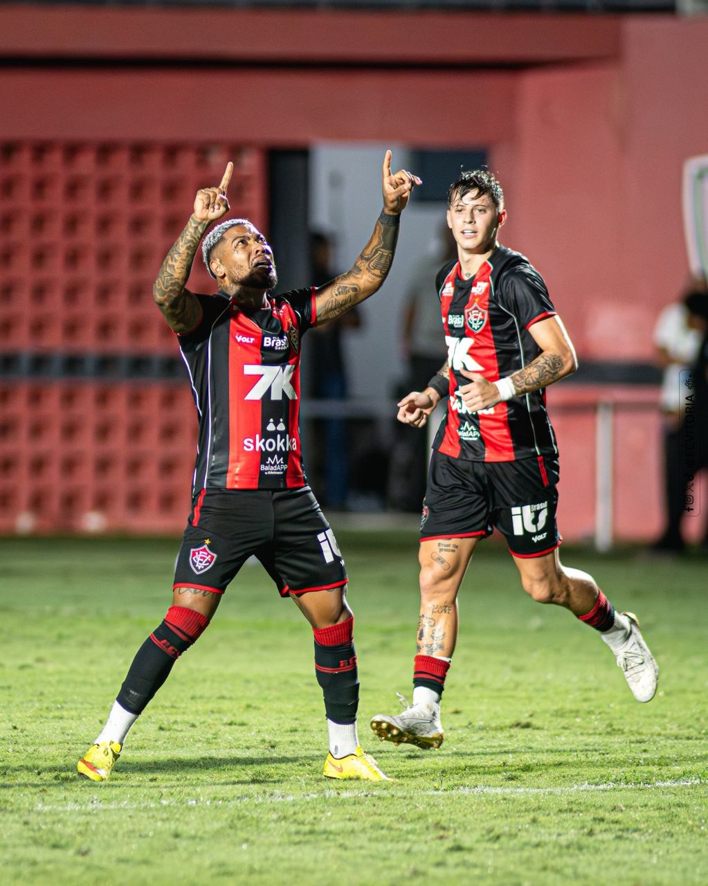 Marinho comemorando gol pelo Vitória