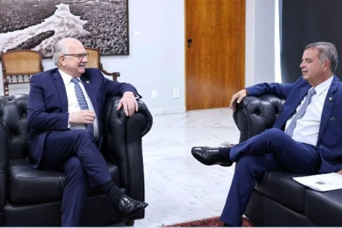 Rogério Marinho deixando o prédio do STF após reunião