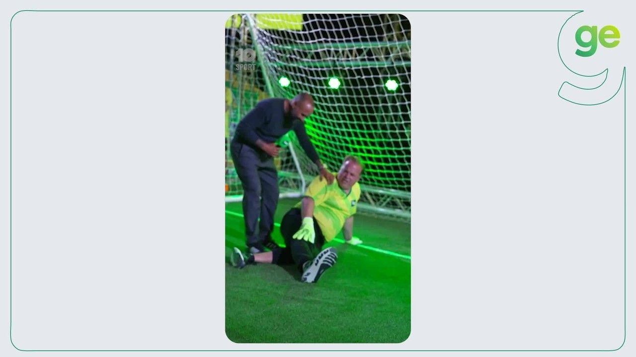 Mark Bosnich lesionado no gramado