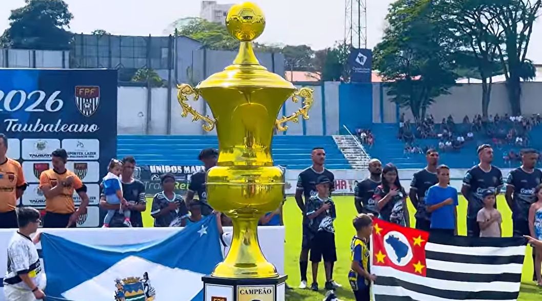 Jogadores do Marlene Miranda comemorando o título da 2ª Divisão em Taubaté