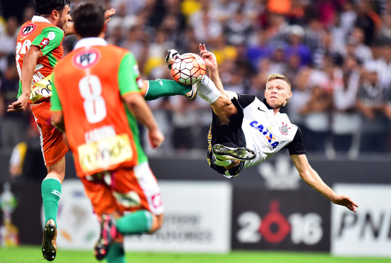 Marlone comemorando gol pelo Corinthians em 2016