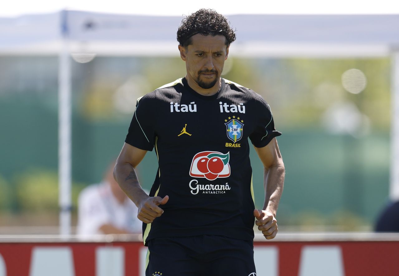 Marquinhos cumprimenta torcedores na porta do hotel