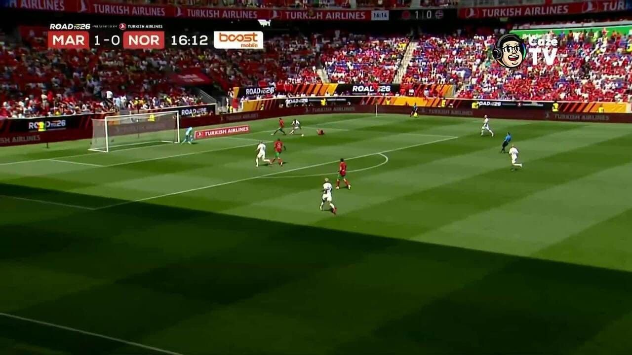 Mazraoui sendo substituído durante amistoso