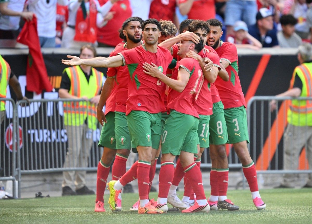 Jogadores de Marrocos comemoram gol contra Noruega