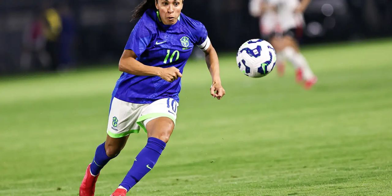 Marta comemorando com a camisa da seleção