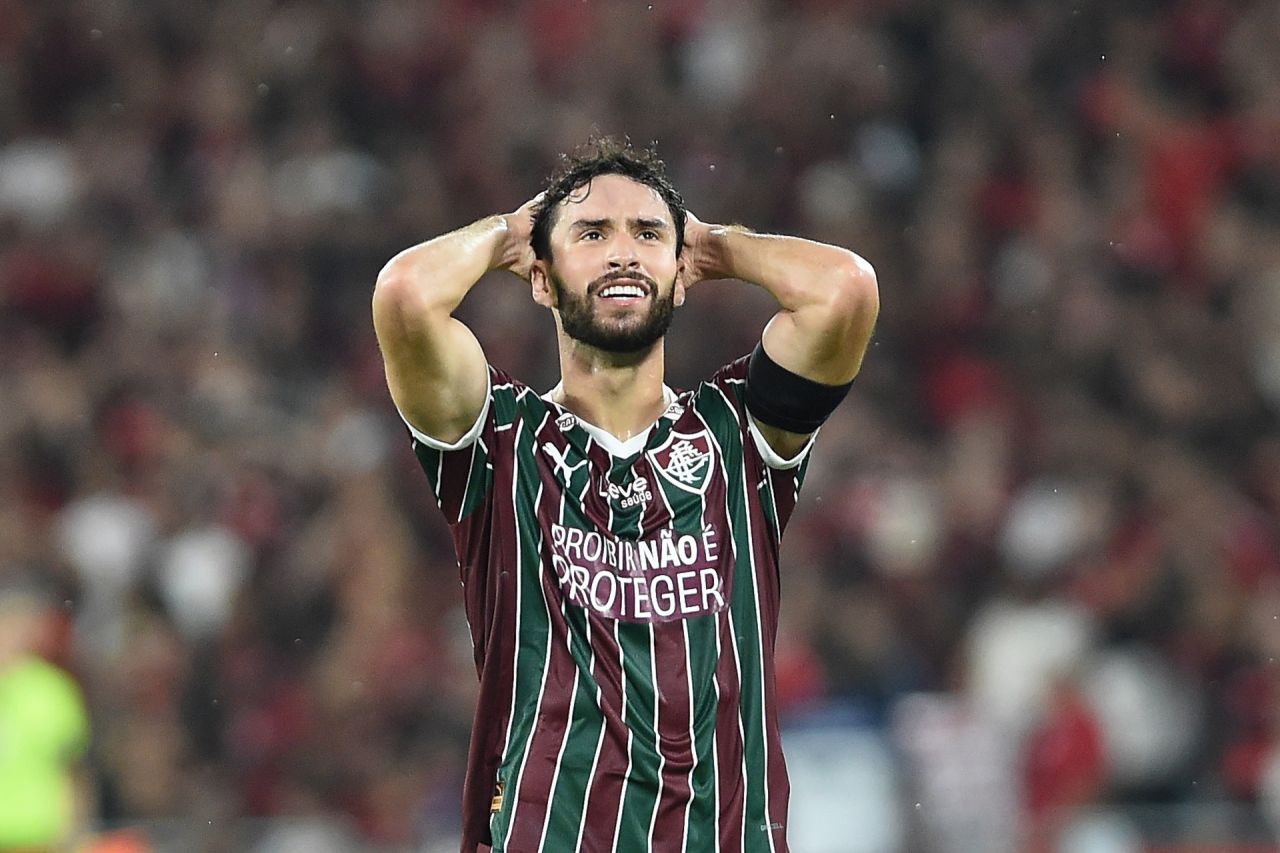Martinelli lamentando saída do jogo, sentado no banco