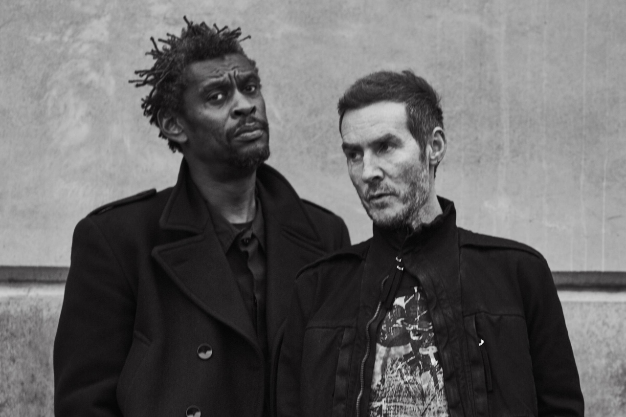 Capa do single 'Boots on the Ground' do Massive Attack