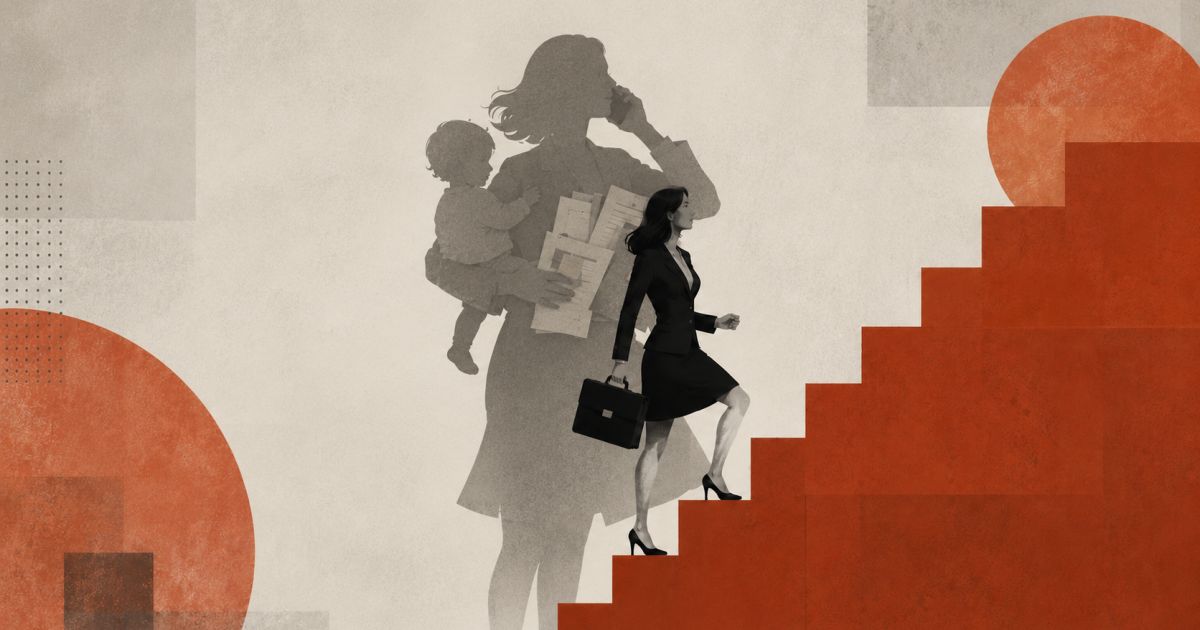 Executiva em escritório olhando documentos