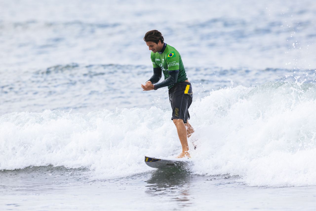 Mateus Herdy surfando em Trestles