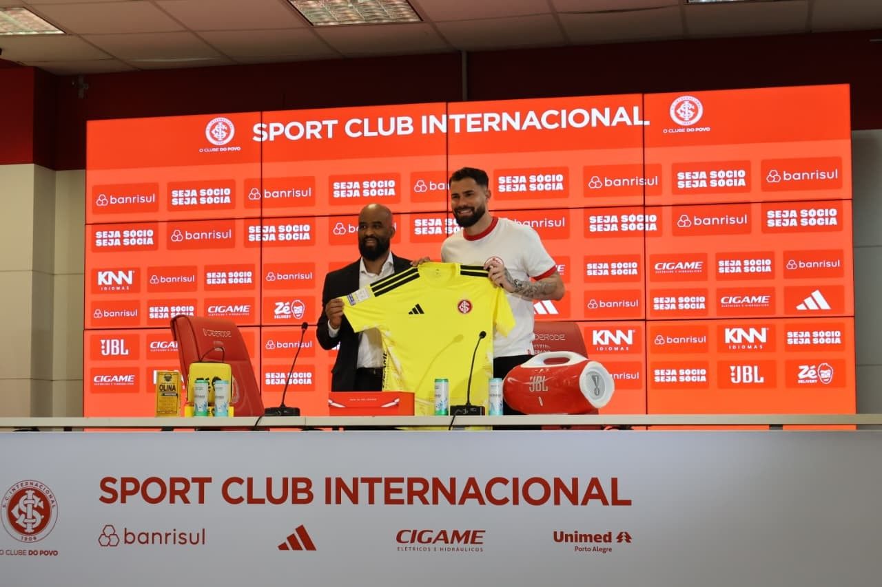Matheus Cunha com a camisa 23 do Internacional no gramado do Beira-Rio