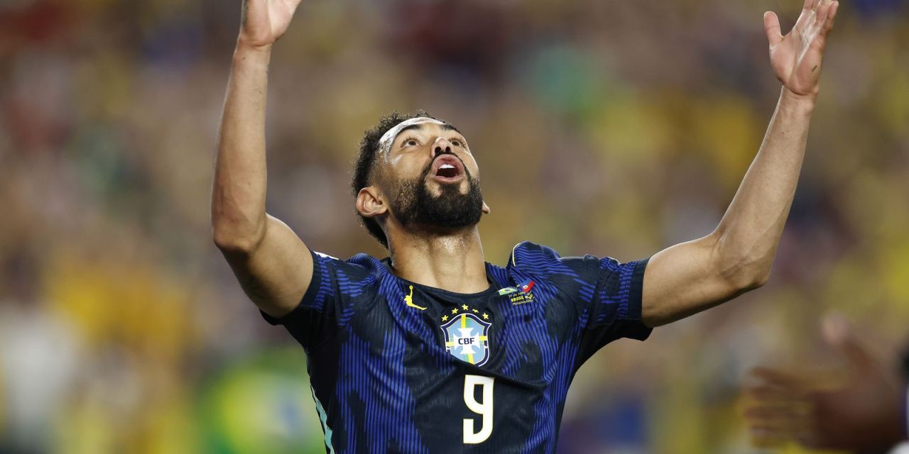 Matheus Cunha comemora gol pela seleção brasileira