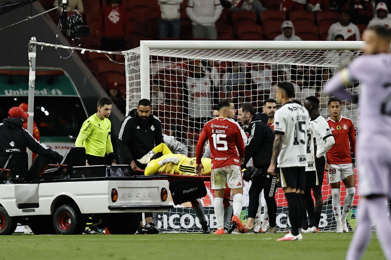 Matheus Cunha disputando bola e batendo rosto na trave