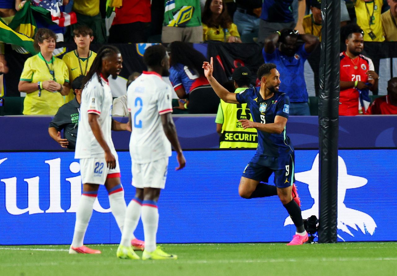 Matheus Cunha comemora gol com gesto de surfe