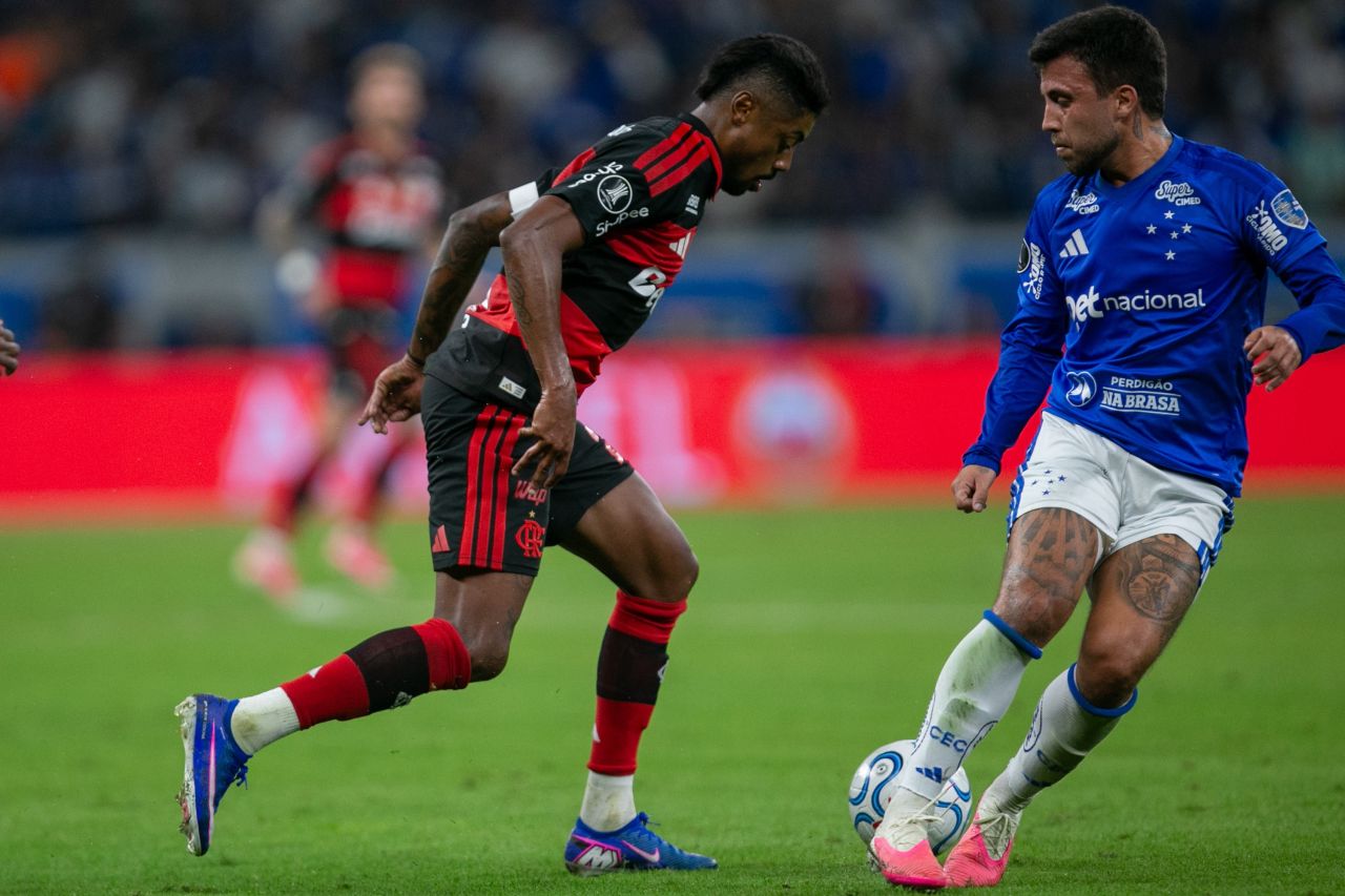 Matheus Henrique disputa lance com Bruno Henrique