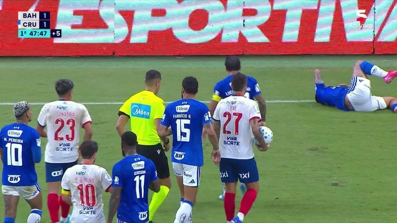 Matheus Henrique sendo atendido no banco após o choque