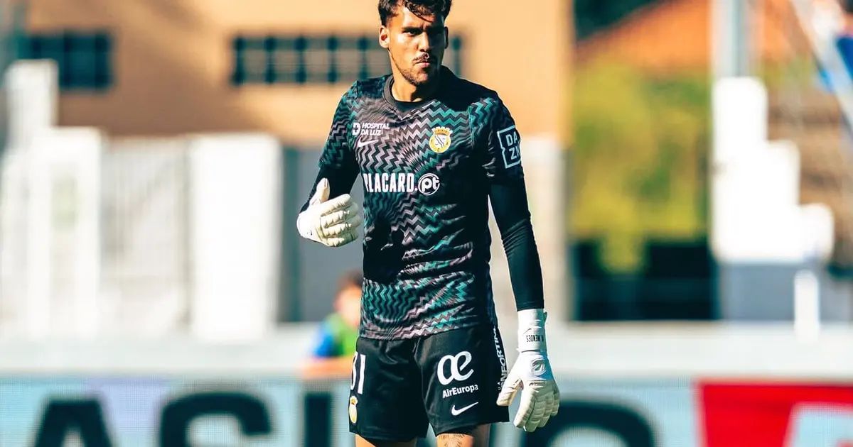 Matheus Mendes defendendo pelo Alverca