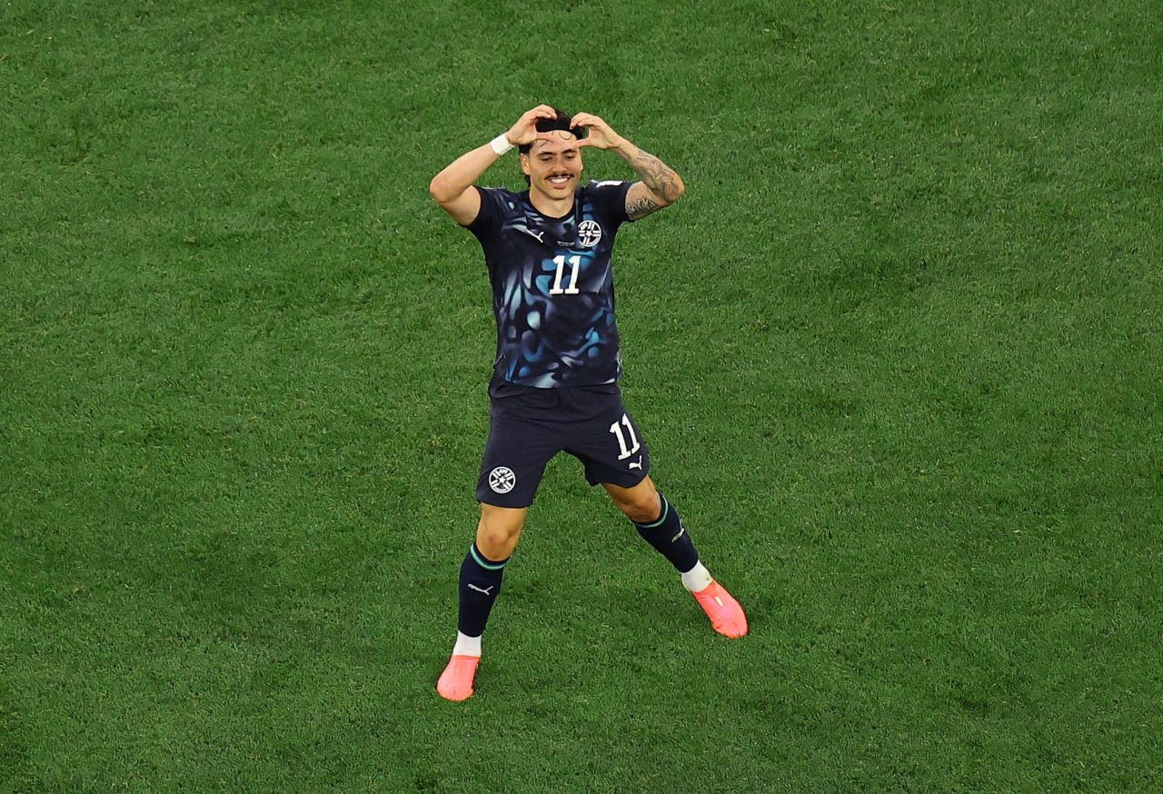 Maurício comemora gol pelo Paraguai contra os Estados Unidos