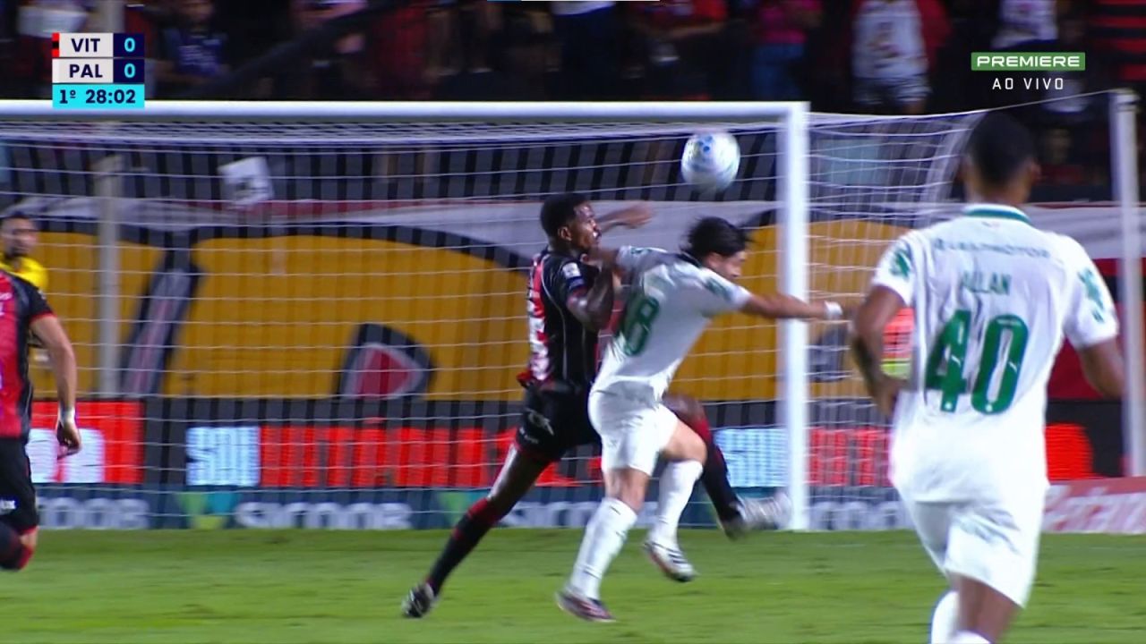 Mauricio disputa lance com Cacá