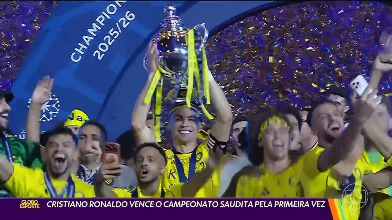 Mauricio Dulac comemora com jogadores do Al-Riyadh
