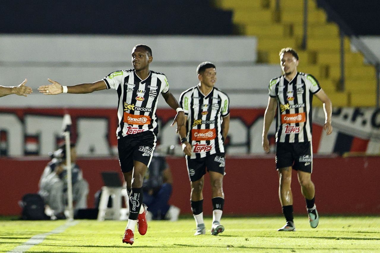 Max comemorando o gol pelo Athletic