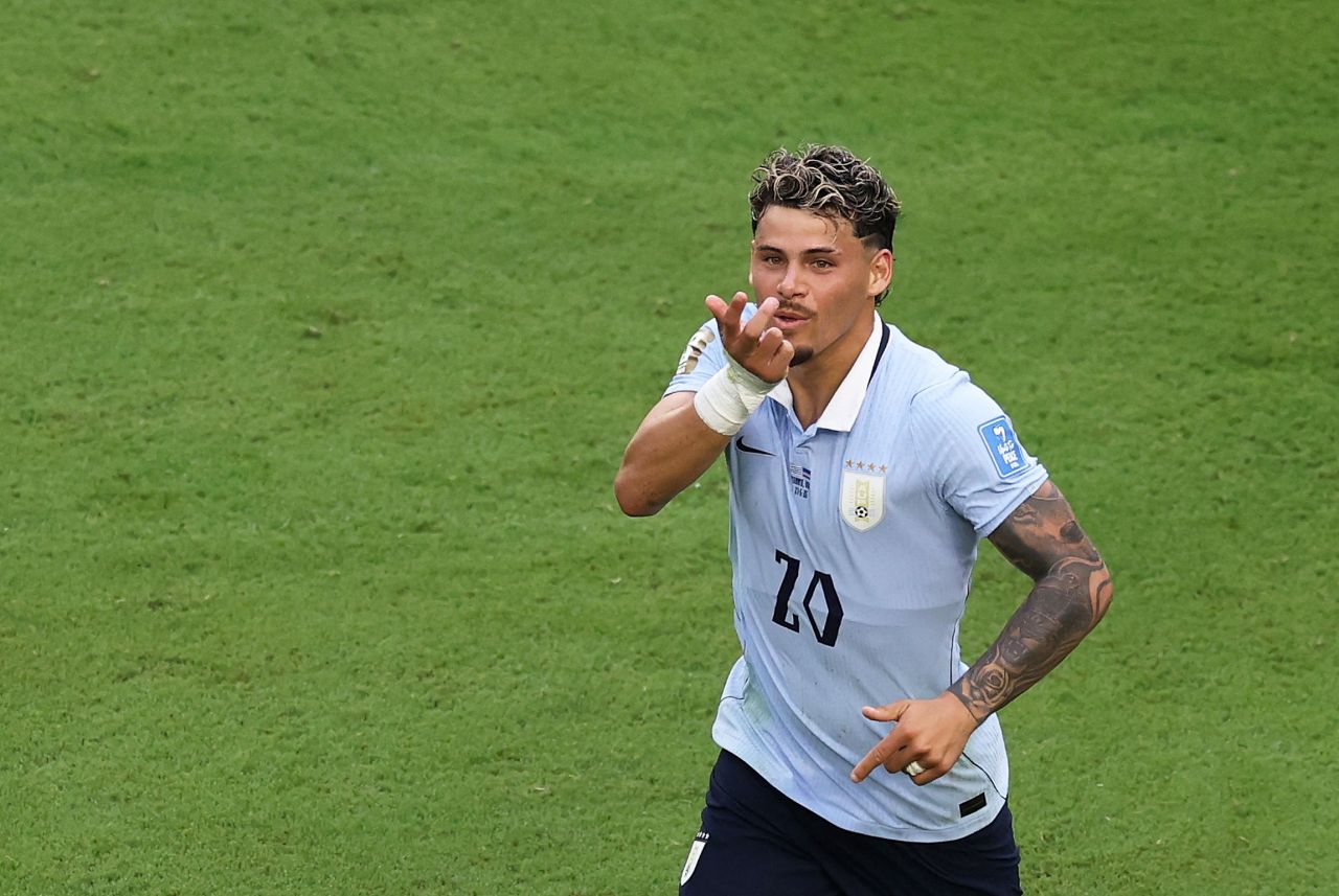Maxi Araújo comemora e aponta para o camarote de Luis Suárez