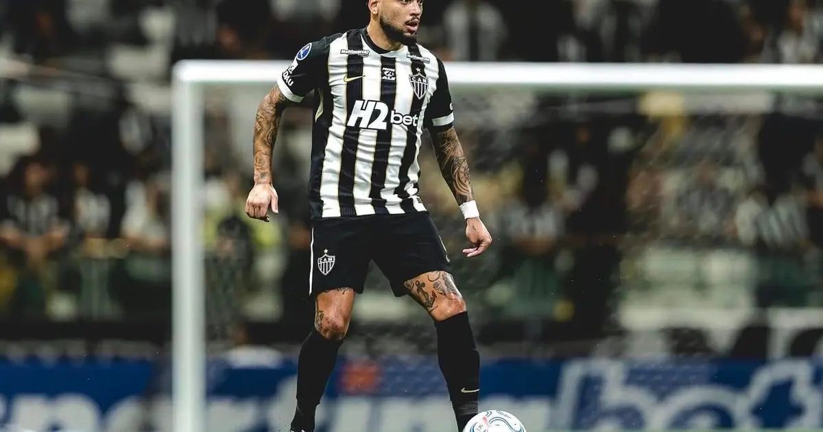 Maycon com a camisa do Atlético-MG em treino