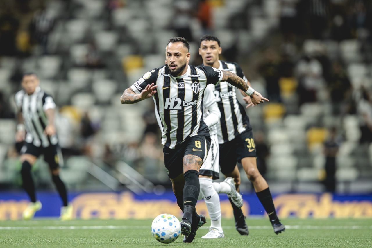Maycon com a camisa do Atlético-MG