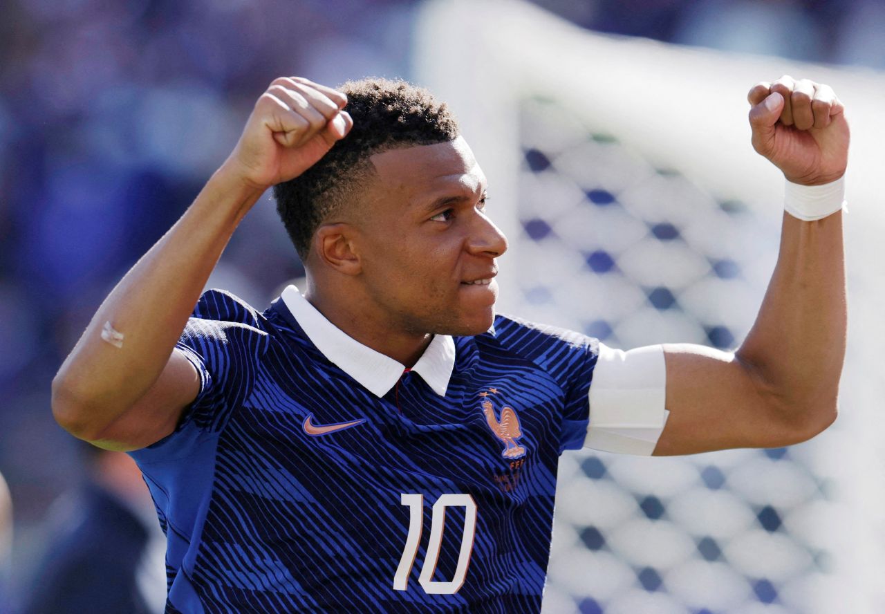 Kylian Mbappé em treino da seleção francesa