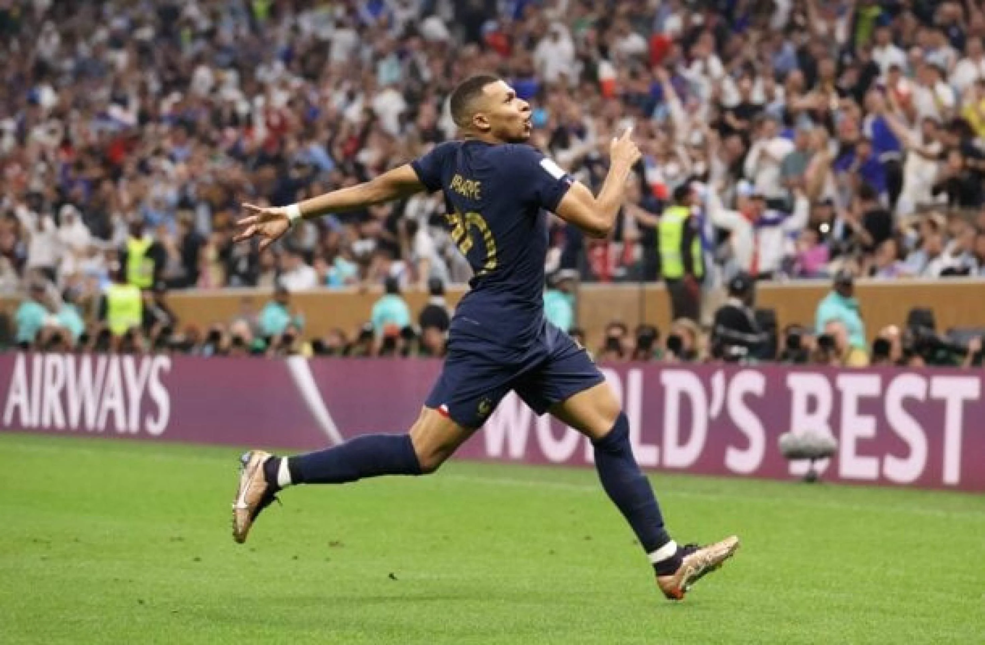 Kylian Mbappé comemorando gol com a camisa da seleção da França