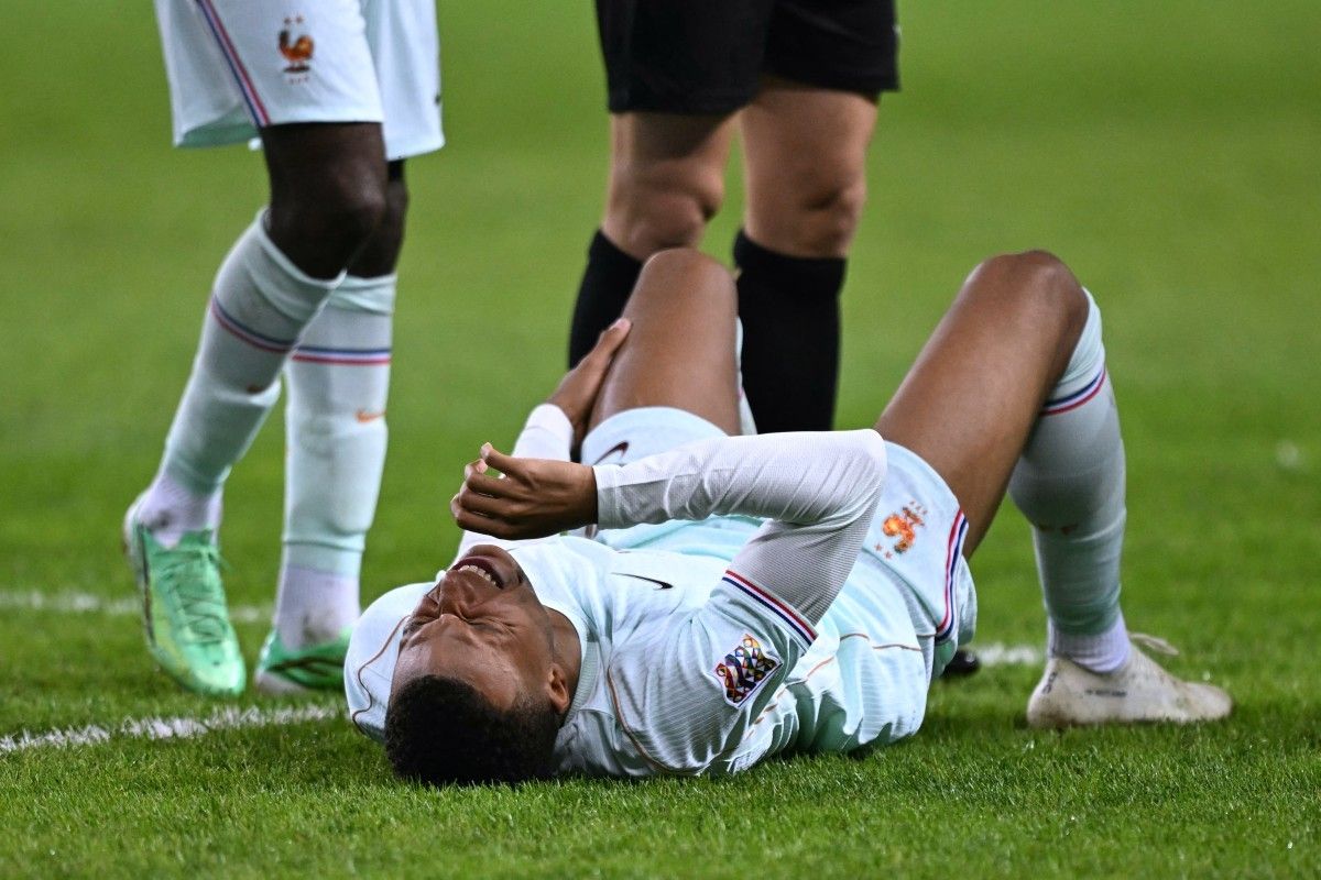Mbappé com dor no joelho esquerdo durante partida
