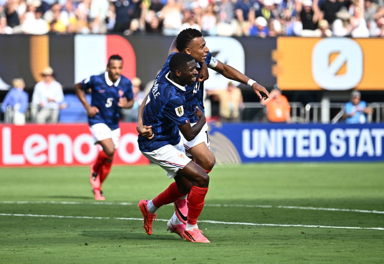 Kylian Mbappé e Ousmane Dembélé com a camisa da seleção da França