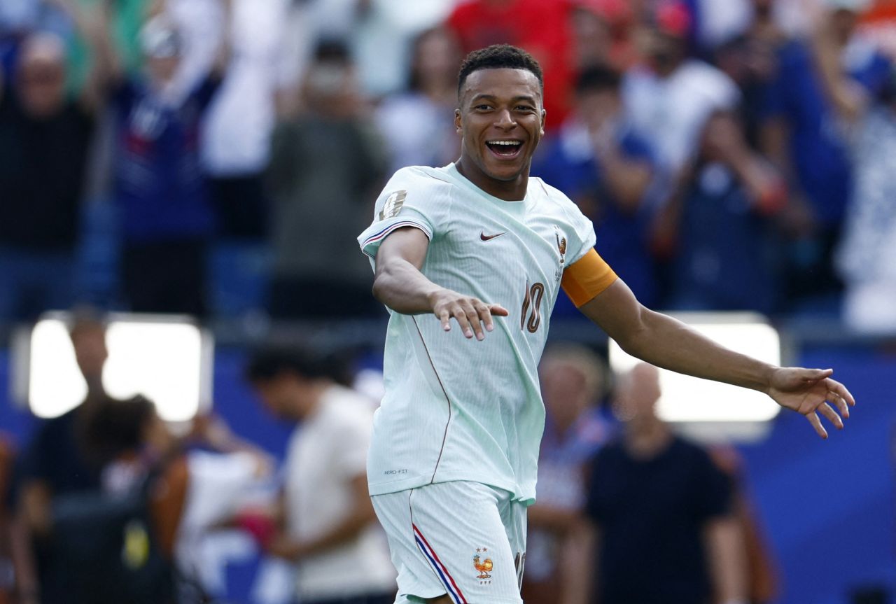 Kylian Mbappé comemorando gol pela seleção da França