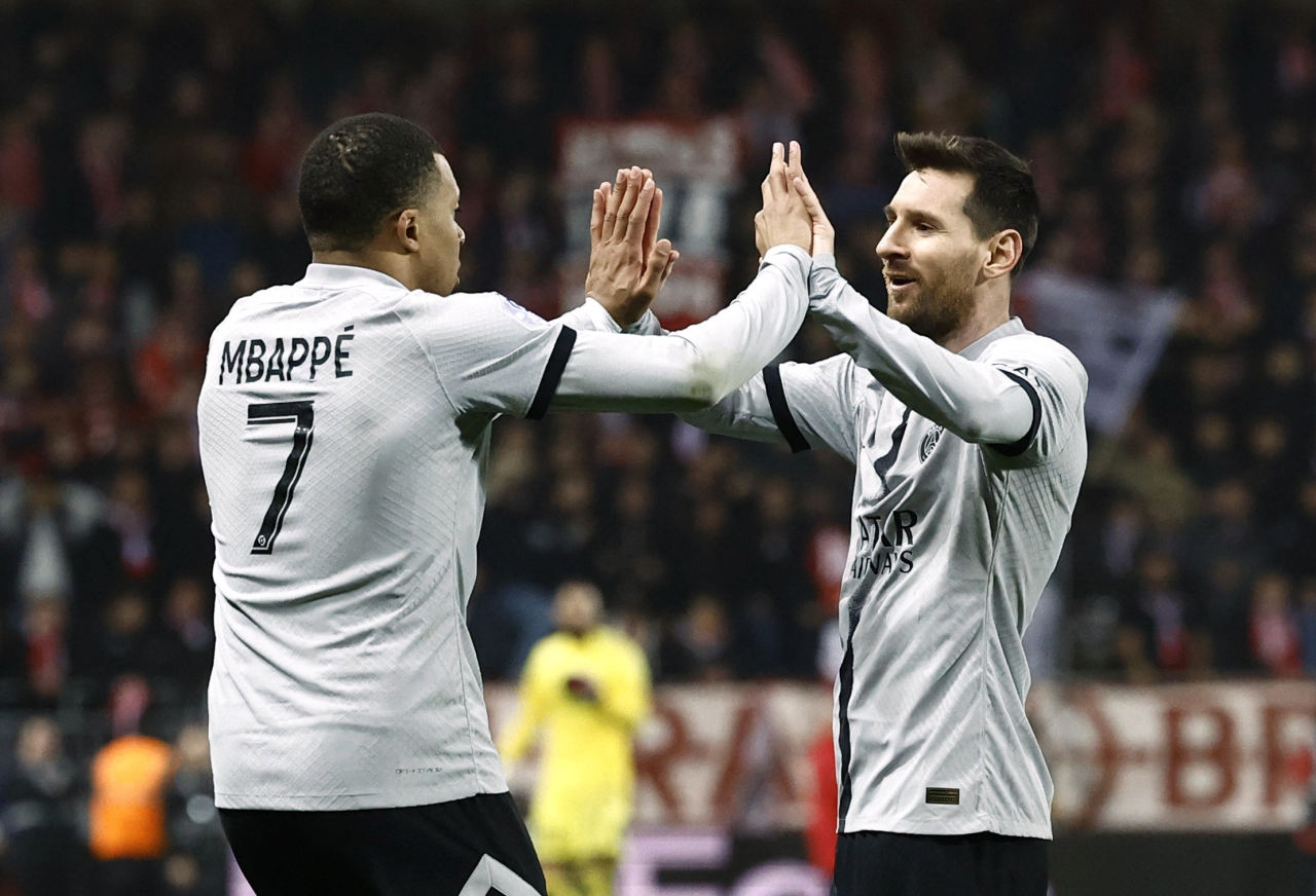 Mbappé e Messi em campo pelo PSG