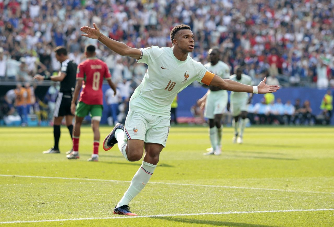 Mbappé comemora gol pela França
