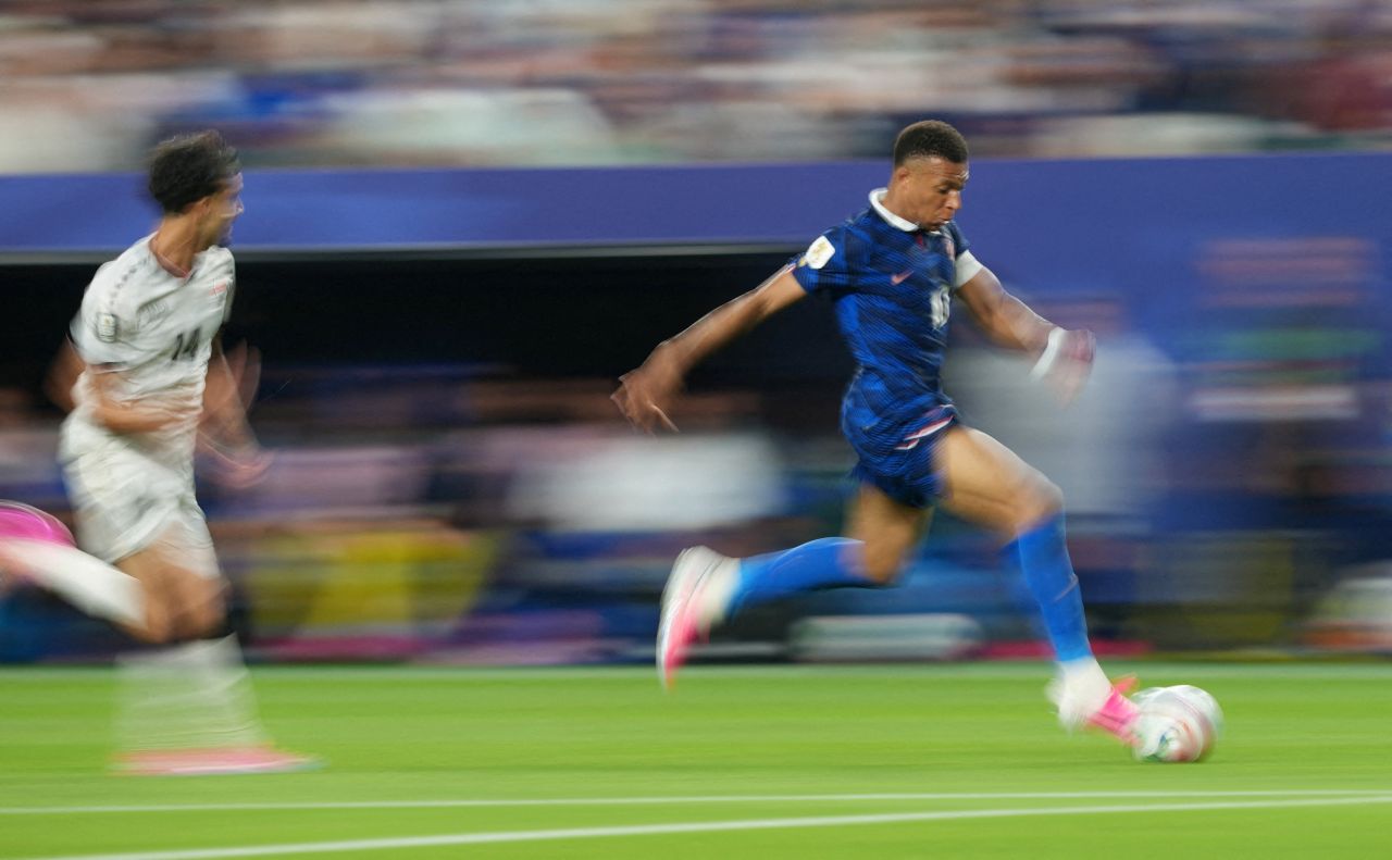 Mbappé comemora gol pela França contra o Iraque