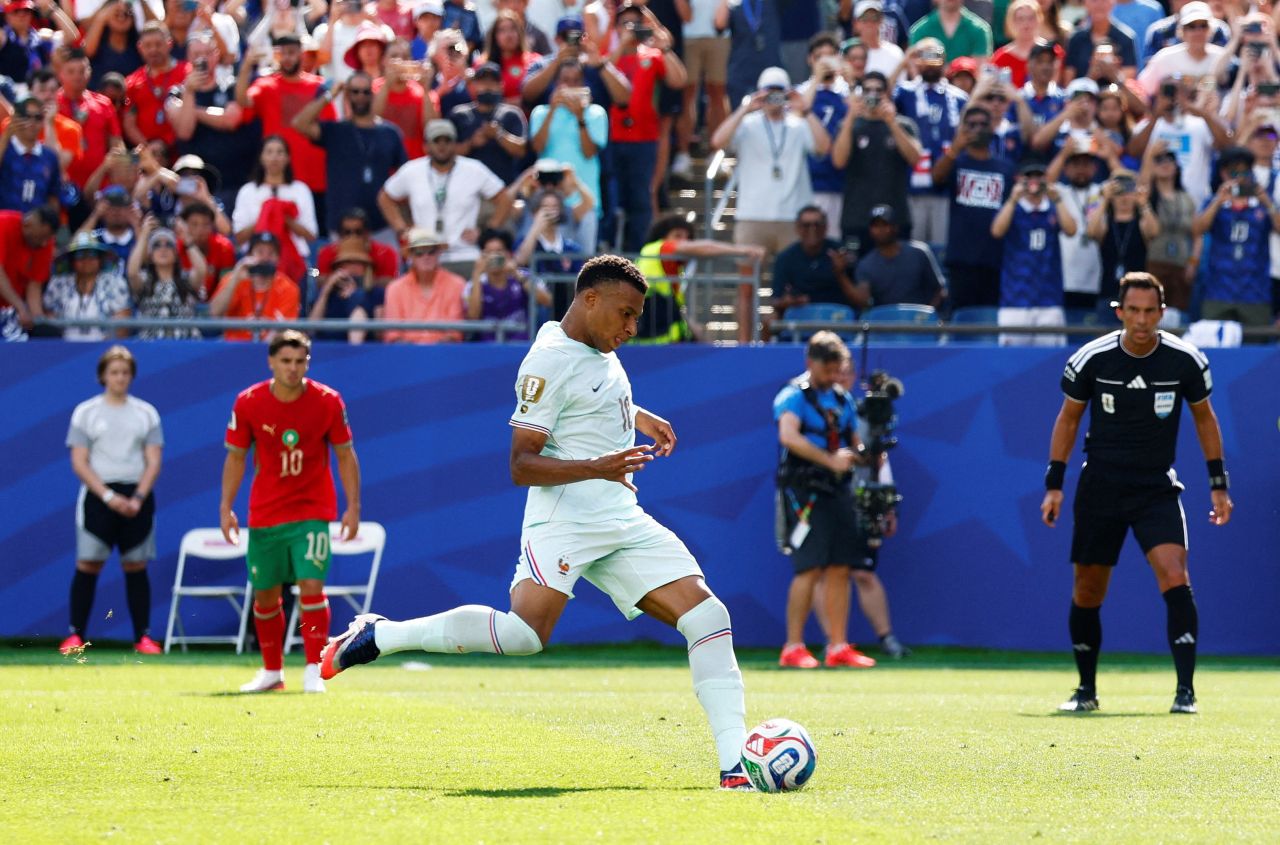 Mbappé cobrando pênalti contra Marrocos