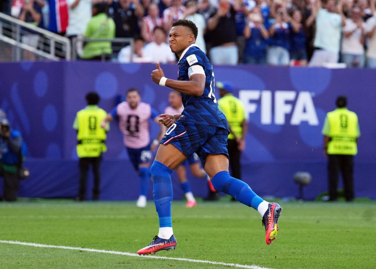 Mbappé comemorando gol de pênalti contra o Paraguai