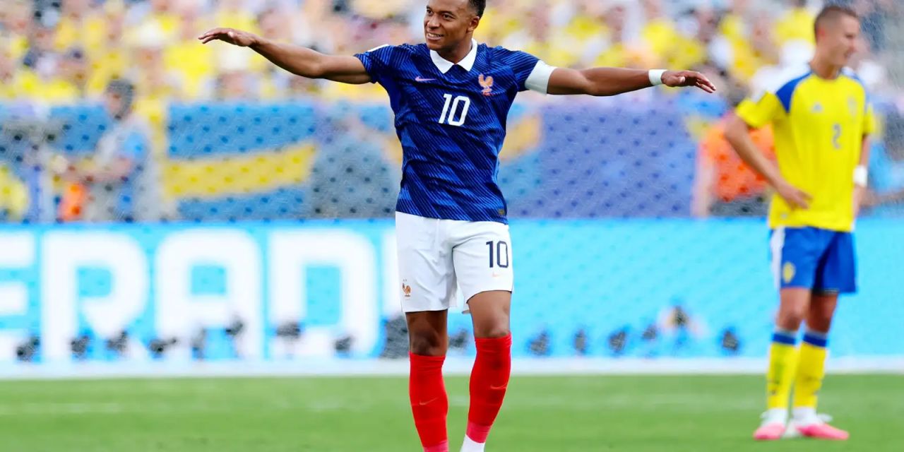 Mbappé comemorando gol pela França